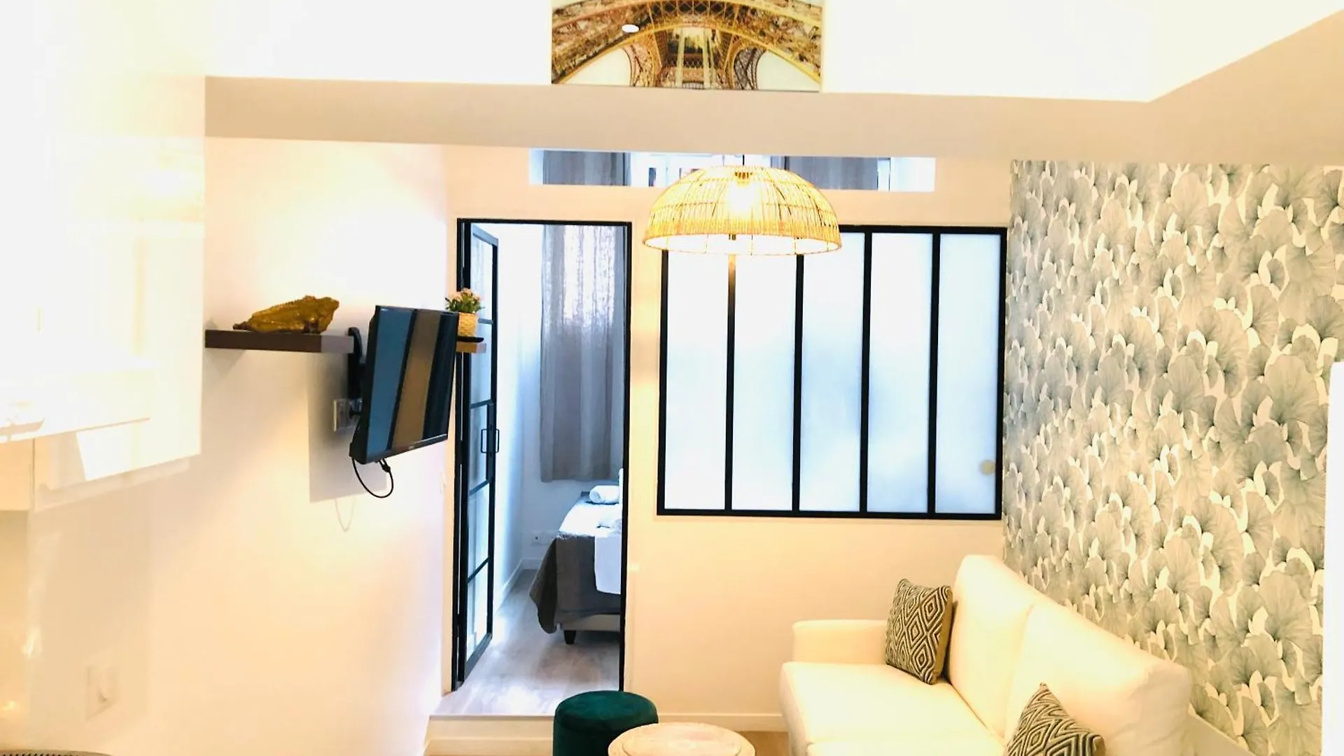 Metro Gambetta Apartment Paris